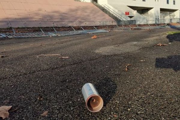 Un fumigène, au stade des Costières à Nîmes, au lendemain des altercations entre police et supporters. 