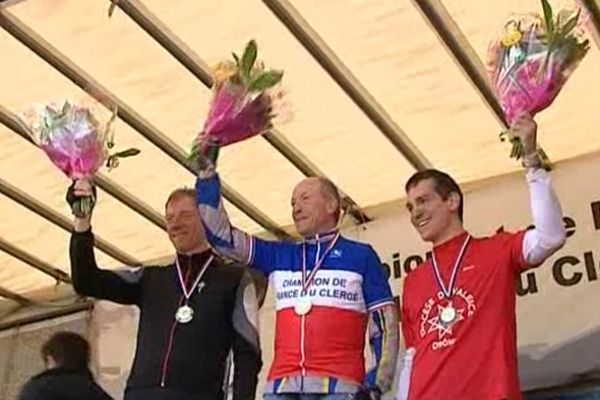 Robert Leroy (au centre) lors de la remise de son titre de champion de France de course cycliste du clergé le 1er mai à Montbron (Charente)