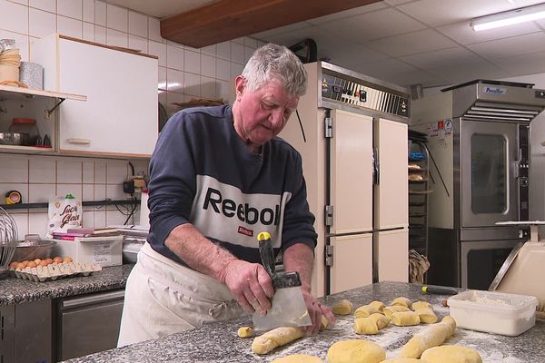 Jacky Dussot, 78 ans, reprend du service dans sa boulangerie après avoir pris sa retraite en 2005.