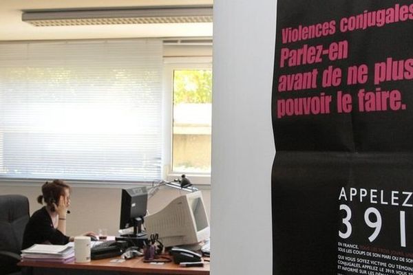 Une écoutante de la plate-forme téléphonique du 3919, numéro d'appel destiné aux femmes victimes de violences conjugales.