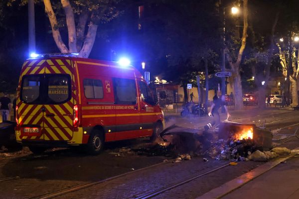 Dans la nuit du 29 juin au 1er juillet, des violences urbaines ont éclaté dans le centre-ville de Marseille, en réaction à la mort de Nahel, 17 ans, tué par un tir policier.