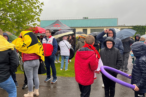 une centaine de manifestants se sont mobilisés pour réclamer la réouvertre de la piscine municipale de Pré-en-Pail en Mayenne