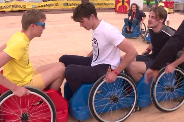 Lors de la 28e édition des Ovalies UniLaSalle, les étudiants peuvent s'essayer au rugby-fauteuil.