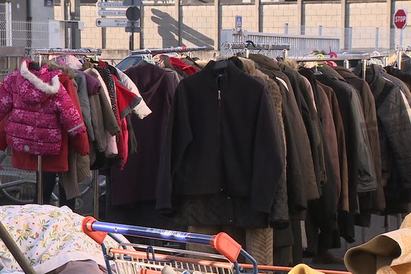 Chaque mercredi, l'association APF France Handicap organise un vide-dressing solidaire à Clermont-Ferrand.