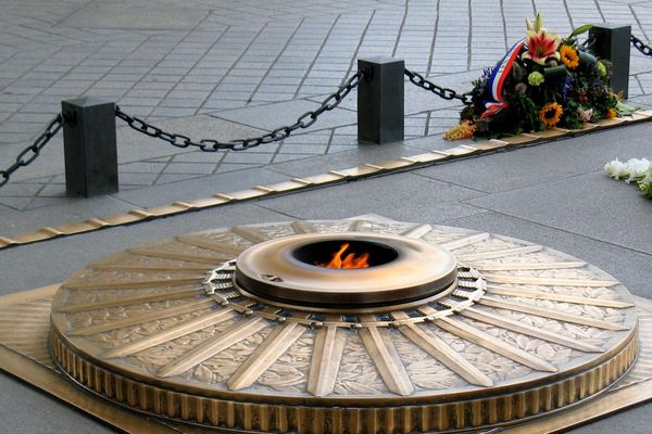 La tombe du Soldat inconnu est installée sous l'arc de Triomphe de la place de l'Étoile à Paris depuis le 11 novembre 1920.