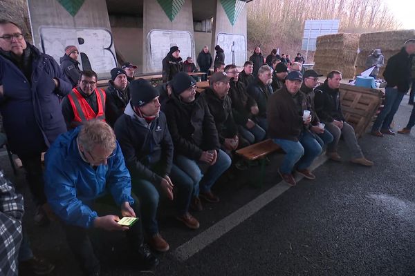 Les agriculteurs, bloquant l'A16 au niveau de Méru, écoutent les annonces de Gabriel Attal.