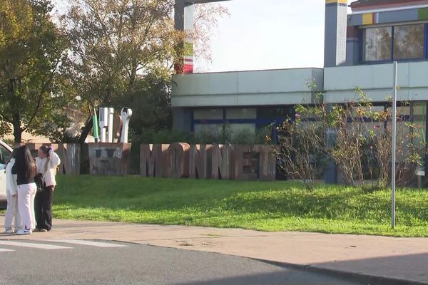 Une professeure d'enseignement technologique au lycée Jean Monnet, à Libourne en Gironde, a une nouvelle fois été victime d'une menace de mort à caractère raciste le mardi 12 novembre. Une enquête a été ouverte par le parquet de Libourne.