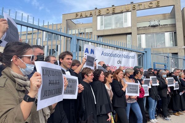 Un rassemblement contre la réforme de la police judiciaire, portée par le gouvernement, avait lieu devant le palais de justice de Clermont Ferrand ce lundi 17 octobre à midi.