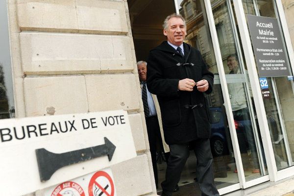 François Bayrou, le maire de Pau a voté vers midi dans le canton de Pau-centre ce dimanche 22 mars 2015 pour le 1er Tour des élections départementales. 