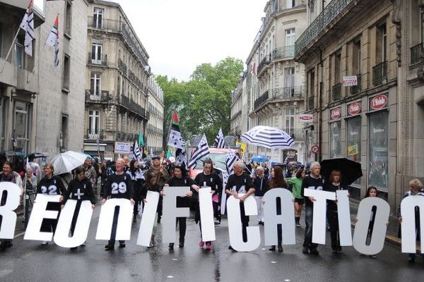 Des lettres symboliques pour ouvrir le cortège à Nantes.