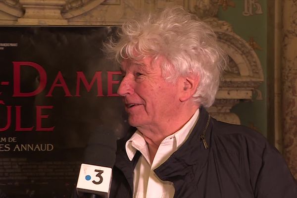 Le réalisateur Jean-Jacques Annaud, interrogé par France 3 Bourgogne pour l'avant-première de "Notre-Dame brûle", à Sens, avant la sortie en salle du film le 16 mars 2022.