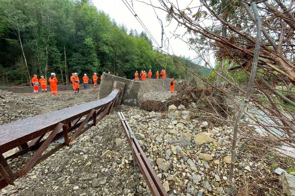 Les équipes de la SNCF constataient l'ampleur des dégats liés aux intémpéries exceptionnelles de la mi septembre sur la ligne de l'Aubrac, dans l'Hérault : il aura fallu plus de 4 mois pour renouveler les infrastructures endommagées.