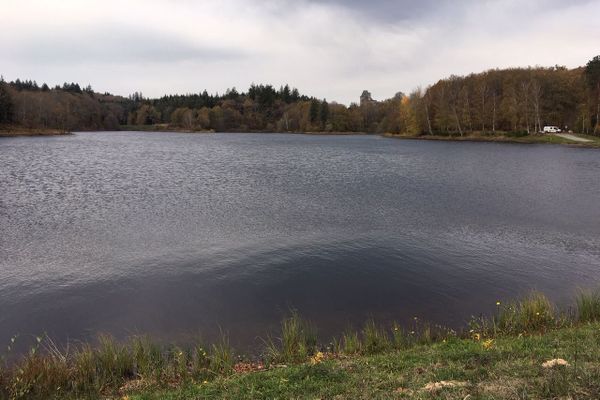 Exploitation désormais privée de l'étang de la prade près du château de Sédières, de quoi modifier les conditions de pêche