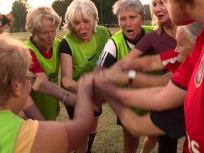 Grâce à la médiatisation, les "mamies du foot" vont bientôt s'envoler pour la Coupe du Monde.