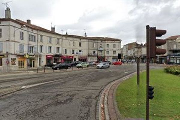 C'est en plein centre-ville, place Jasmin, que l'accident est survenu la nuit dernière.