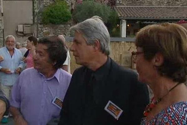 Le trio de spéléologues a accepté de célébrer le classement de la grotte 