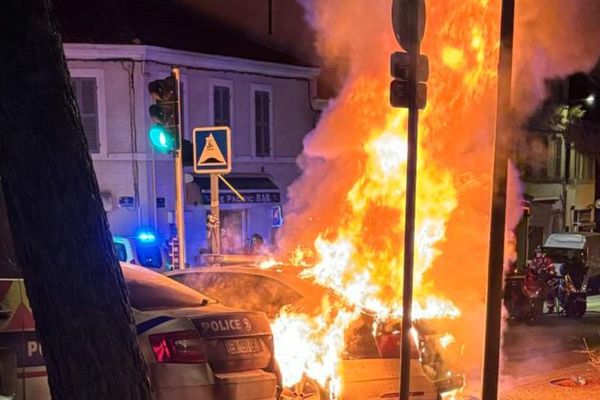 Des véhicules de police incendiés devant le commissariat du 3ᵉ arrondissement de Marseille.