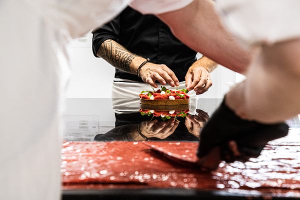 Une création avec des fruits de saison, fraises avec tomates confites et billes de mozzarella  par le chef pâtissier François Daubinet, pour la maison Fauchon