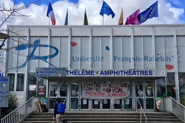 (Photos d'archives, 2019). La faculté des Tanneurs bloquée par des étudiants qui protestent contre la loi Vidal