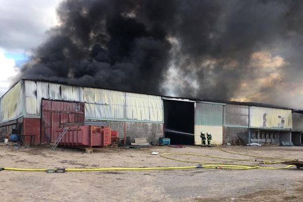 A Lunel-Viel,un hangar agricole s'est entièrement embrasé, ainsi qu'une cuve de 2000 litres de gaz oil. 03/05/2020