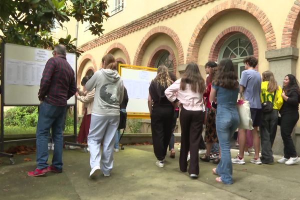 Il était 13h30 ce lundi 8 juillet quand les résultats du bac 2024 sont tombés avec une heure et demie d'avance. Au lycée Jean Macé de Rennes, les futurs bacheliers s'avancent à la recherche de leur nom.