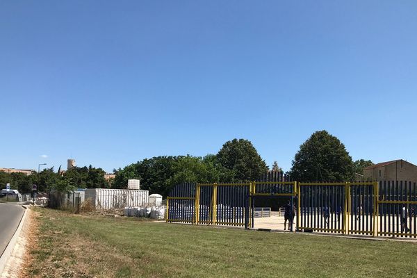 2000 personnes étaient attendues parking Charles de Gaulle pour le feu qui devait être tiré à 22h15 ce soir depuis la pelouse devant le stade attenant au parking. Il sera reporté sans doute fin août. Abrivado de 22h et bal sont maintenus. Vent déjà à plus de 50km/h l’artificier leur a dit qu’au delà de 54 il ne tirait pas. 

