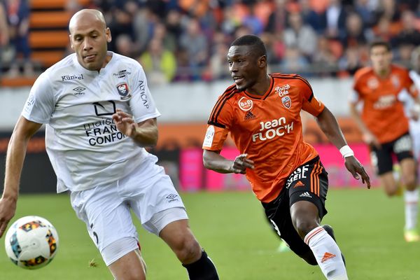 le défenseur normand Alaeddine Yahia, à gauche, et Abdul Majeed Waris de Lorient au stade Moustoir, le 2 avril 2017
