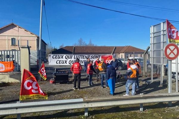 Le piquet de grève devant l'usine Arkéma de Lannemezan.