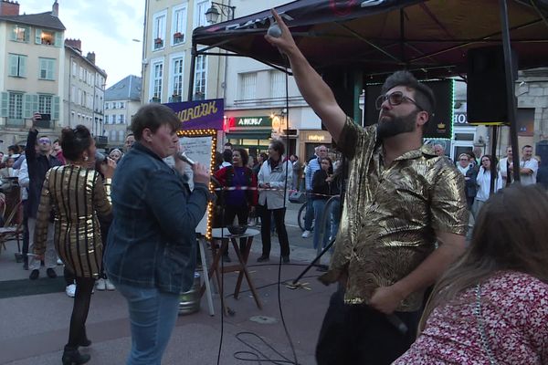 Un grand Karaoké place des Bancs à Limoges, ce 21 juin 2024.