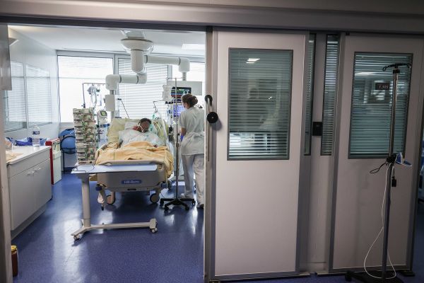 Le nombre de personnes hospitalisées reste stabilisé à un niveau toujours très élevé signale l'ARS.