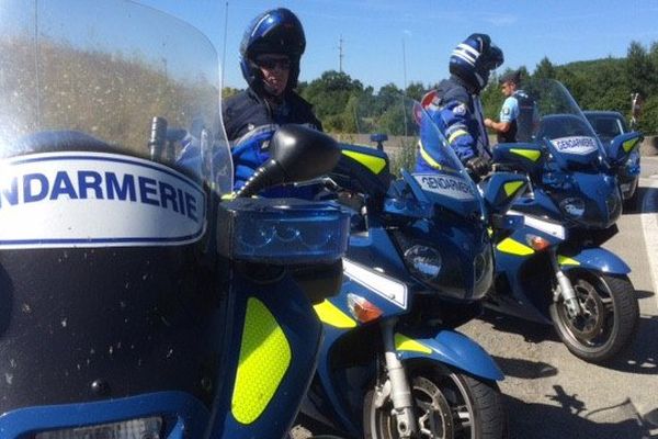 Quatre motos et une voiture de poursuite secondent l'opérateur radar