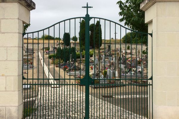 Le portail du cimetière de Prinçay (Vienne), surmonté de sa croix