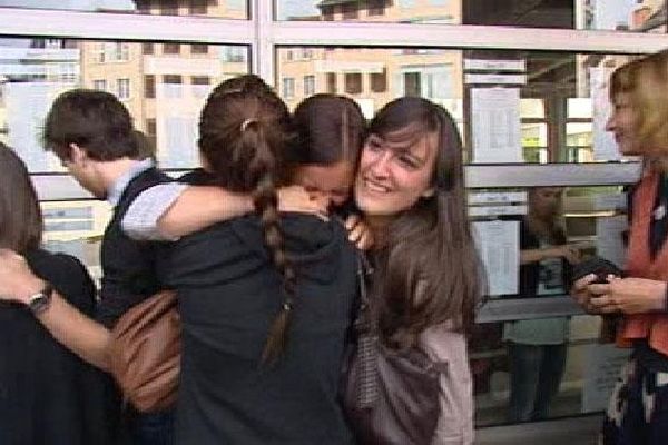 Candidats reçus au bac à Limoges, vendredi 6 juillet 2012