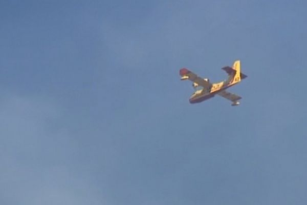 Un Canadair de Marseille dans le ciel de Savoie.