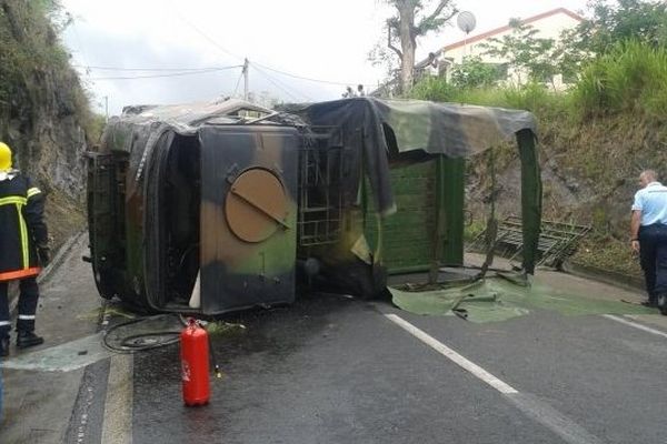 Le camion s'est probablement renversé  à cause de la chaussée mouillée.