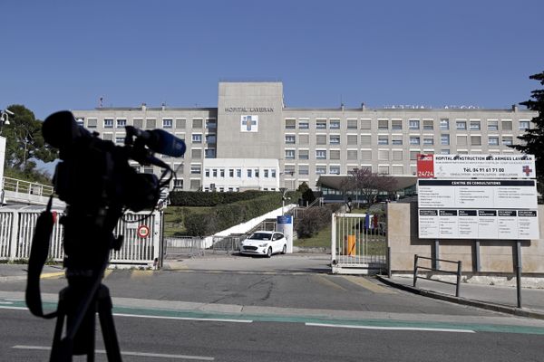 L'homme jeté enveloppé dans un drap avec une balle dans la tête devant l'hôpital d'instruction des armées Laveran à Marseille il y a une semaine est décédé des suites de ses blessures.