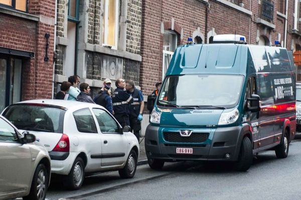 Les enquêteurs devant l'immeuble de Liège où s'est produit l'accident le 7 mai 2013