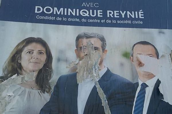 Panneau électoral du second tour des élections régionales en Languedoc-Roussillon-Midi-Pyrénées - 13 décembre 2015