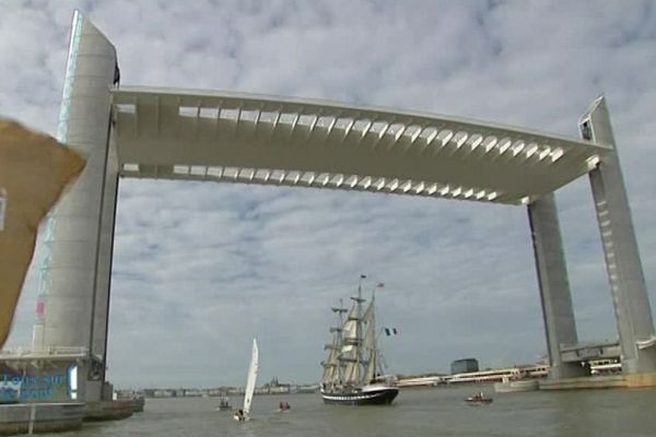 En 2017, le pont levant a levé 114 fois son tablier central, 68 navires de croisières sont passés dessous.