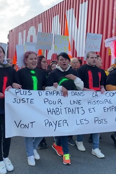 Habitants et résidents se mobilisent pour garder leur maison de retraite à Pré-en-Pail, au nord de la Mayenne