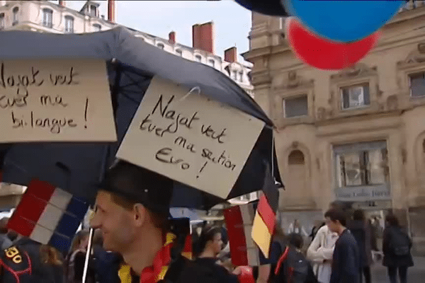 Ballons et drapeaux aux couleurs allemandes pour défendre les classes bilangues.