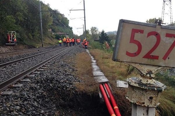 05/11/14 - Des travaux sonten cours au niveau de la commune de Châteauneuf pour permettre une reprise du trafic sur la ligne SNCF entre Lyon et Saint-Etienne.