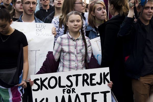 A Paris, Des Jeunes Marchent Pour Le Climat Autour De La Militante ...