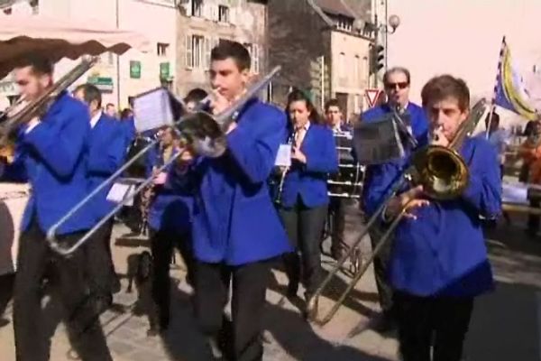 La fanfare a défilé sous un soleil radieux ce dimanche matin, 16 mars, à Nuits-Saint Georges