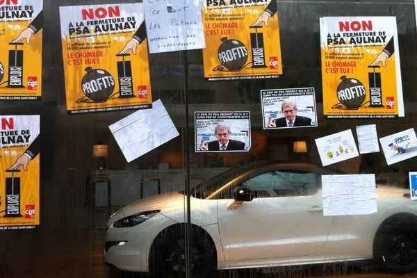 Une Peugeot RCZ en édition très limitée dans le showrrom Peugeot de l'avenue de la Grande armée, après le passage des salariés de PSA Aulnay en colère.