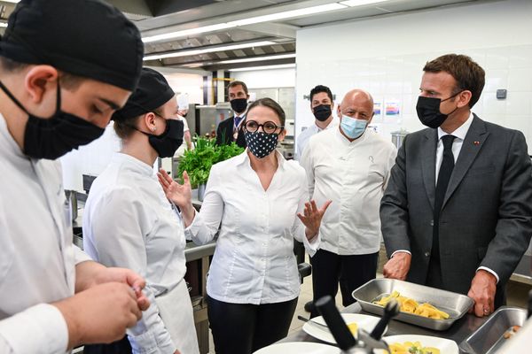 Emmanuel Macron aux côtés des chefs cuisiniers Anne-Sophie Pic et Thierry Marx dans la cuisine du lycée hôtelier de Tain l'Hermitage (Drôme).