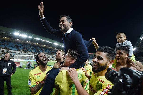 Sergio Conceiçao porté en triomphe par ses joueurs le 14 mai 2017