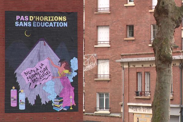 8 décembre 2021- Mobilisation de parents d'élèves, opposés à la fermeture de deux écoles dans le centre-ville du Havre. Parmi eux : l'illustratrice Cosmo qui a réalisé une affiche en rapport avec le nom du parti politique créé par Edouard Philippe, maire du Havre.


