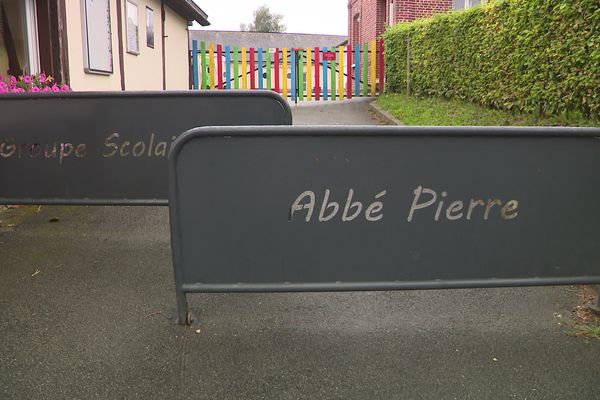 À Esteville (76), les barrières sécurisant l'accès au groupe scolaire Abbé Pierre sont encore présentes... Mais pour combien de temps encore ?