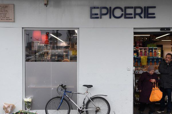 Le magasin de la Porte de Vincennes, le 7 janvier 2018, après les hommages officiels aux quatre victimes de la prise d'otage d'Amedy Coulibaly.